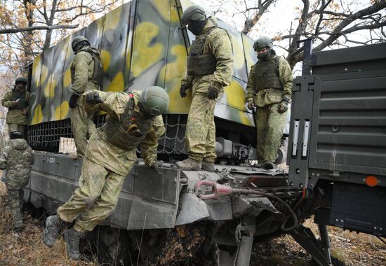 Занятия по боевой подготовке на полигоне в Саратовской области