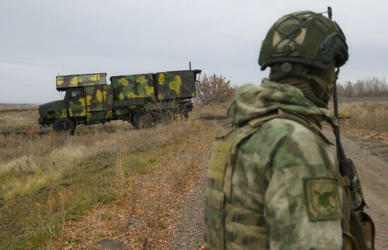 Занятия по боевой подготовке на полигоне в Саратовской области