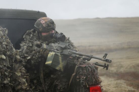 Занятия по боевой подготовке на полигоне в Саратовской области