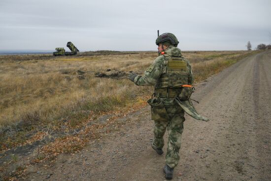 Занятия по боевой подготовке на полигоне в Саратовской области