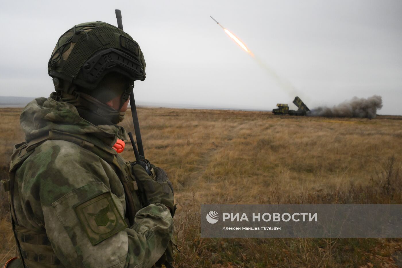 Занятия по боевой подготовке на полигоне в Саратовской области