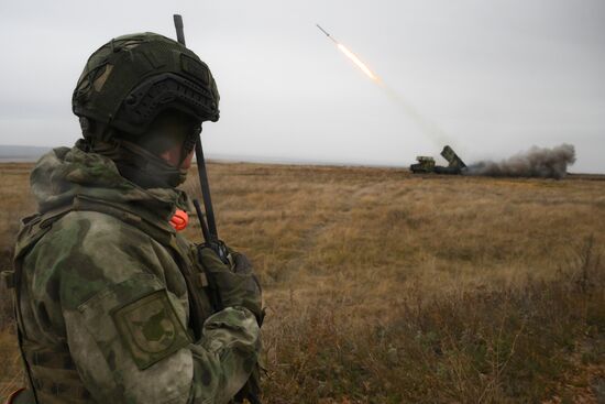 Занятия по боевой подготовке на полигоне в Саратовской области