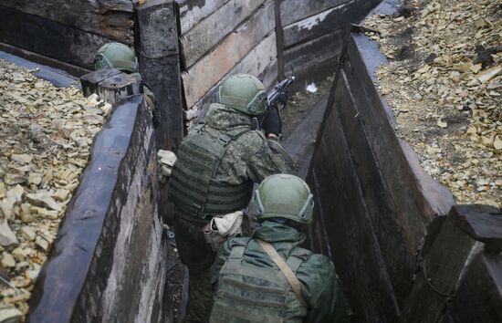 Занятия по боевой подготовке на полигоне в Саратовской области