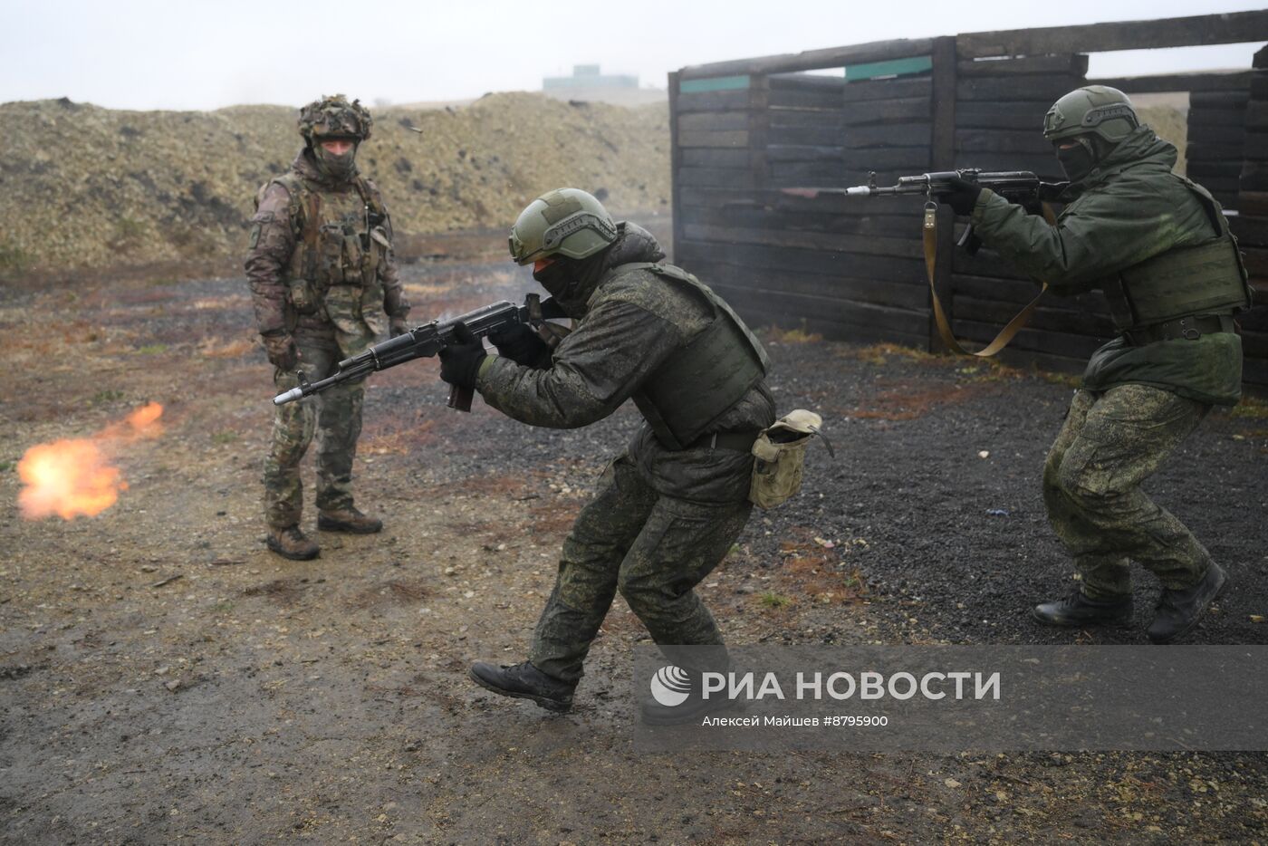 Занятия по боевой подготовке на полигоне в Саратовской области