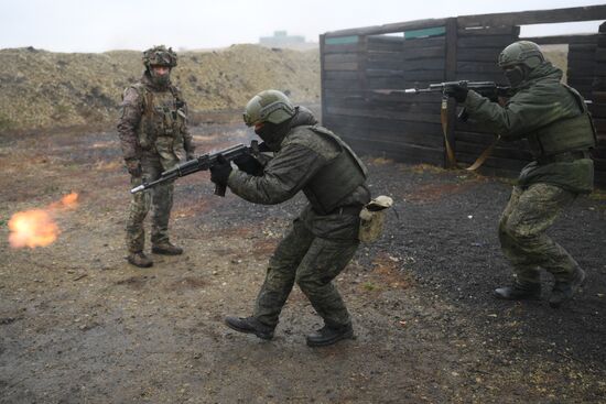 Занятия по боевой подготовке на полигоне в Саратовской области