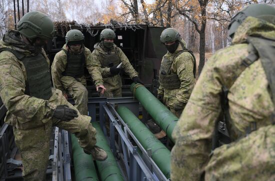 Занятия по боевой подготовке на полигоне в Саратовской области