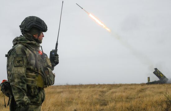 Занятия по боевой подготовке на полигоне в Саратовской области