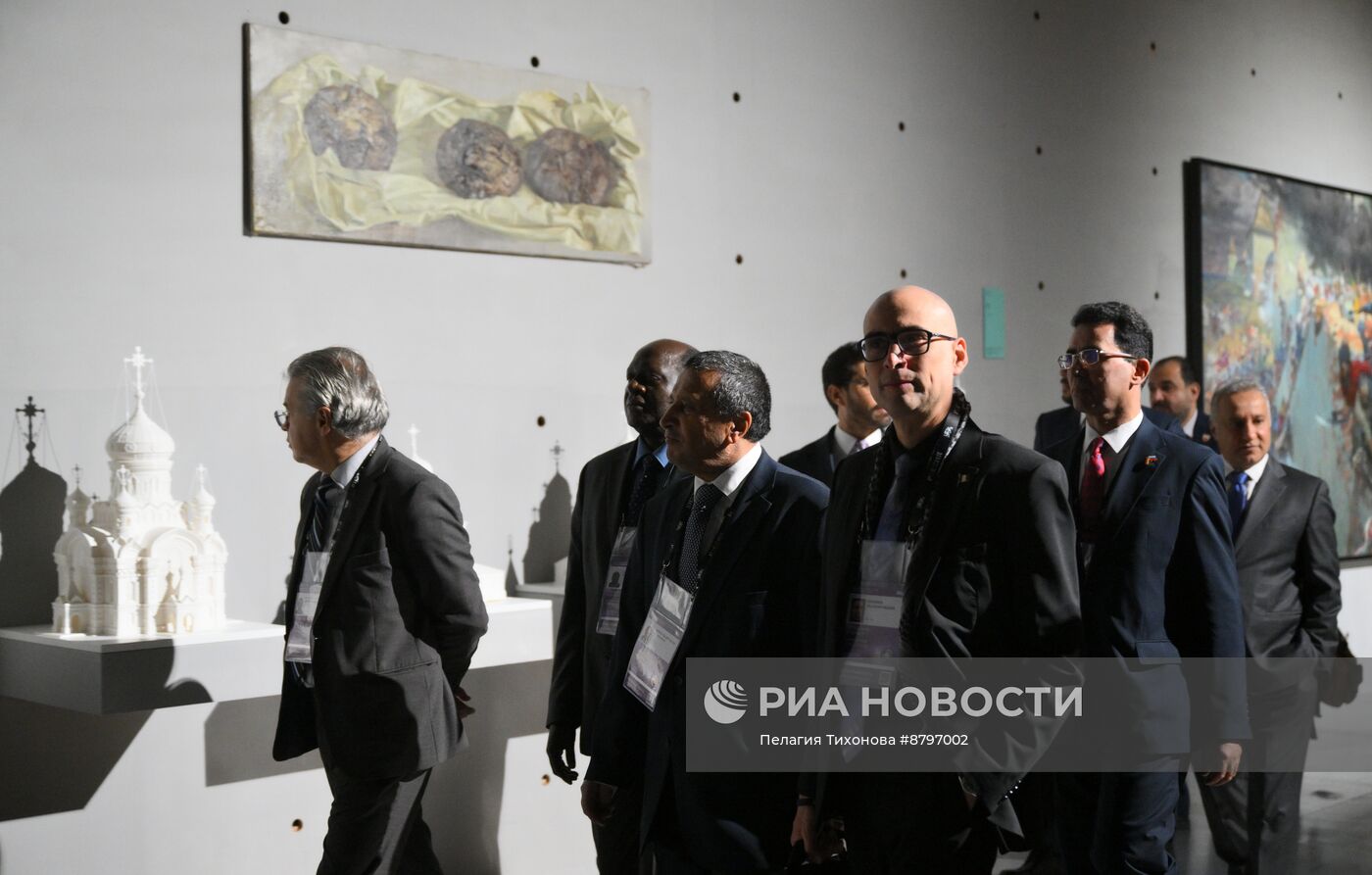 Работа симпозиума "Создавая будущее"