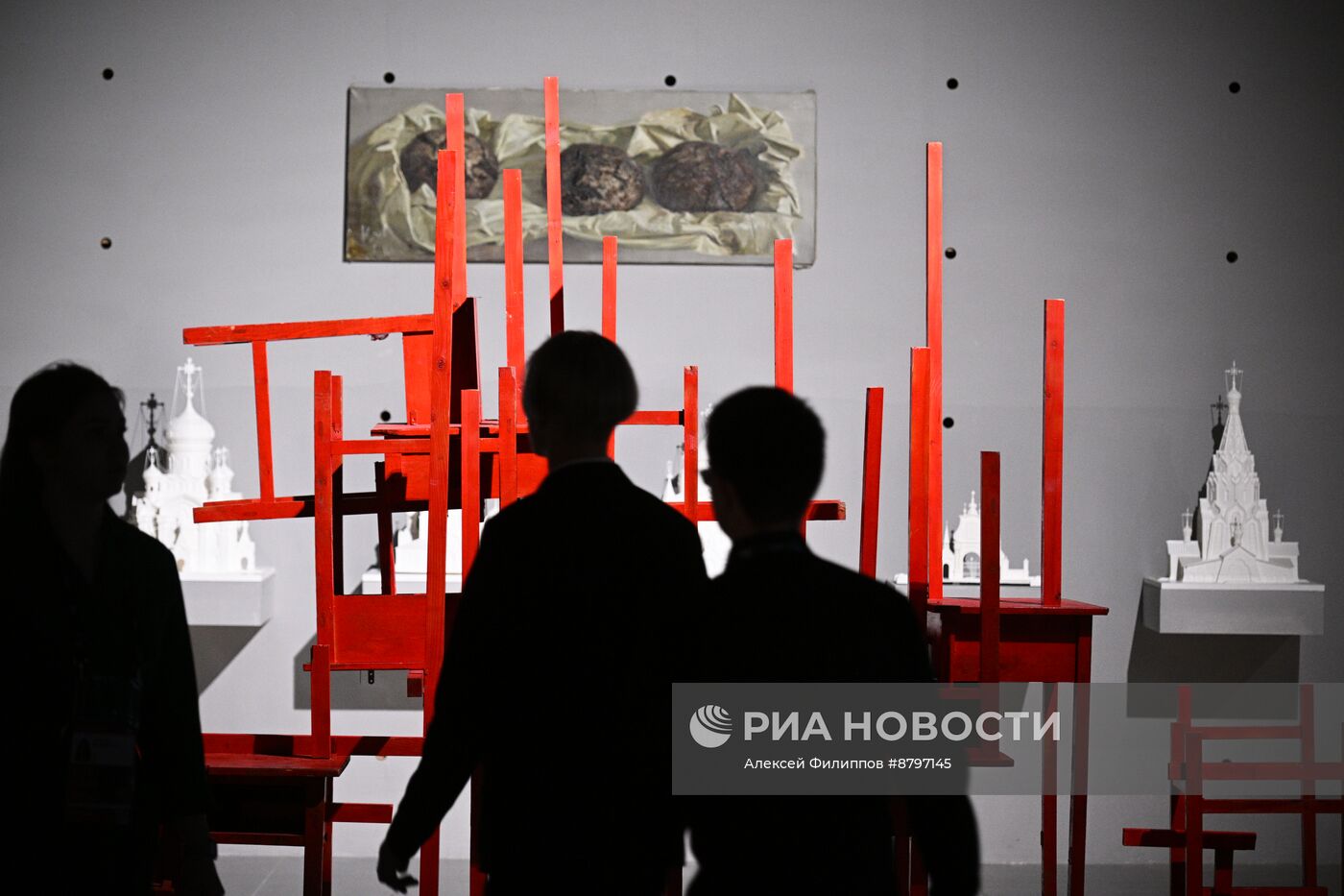 Работа симпозиума "Создавая будущее"