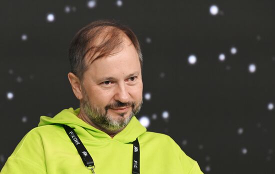 Симпозиум "Создавая будущее"
Сессия на тему "Постинформационное общество. Что будет после?"
Михаил Виноградов , президент фонда "Петербургская политика" Место: Россия, Москва. Автор: Максим Блинов/РИА Новости. Симпозиум "Создавая будущее". Киберпанк и биопанк: к какому технологическому будущему мы стремимся?