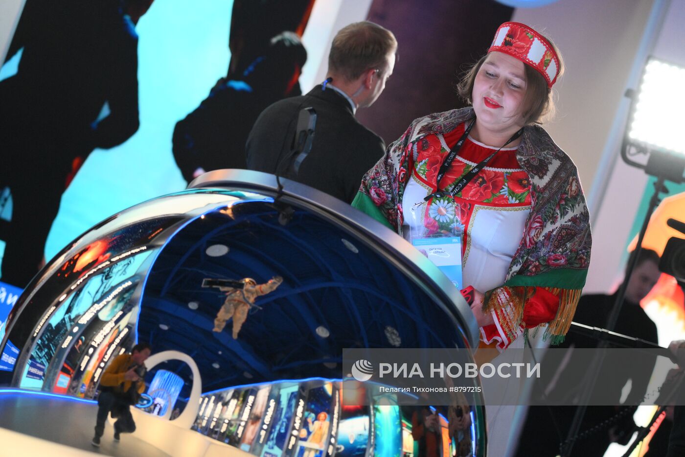 Работа симпозиума "Создавая будущее"