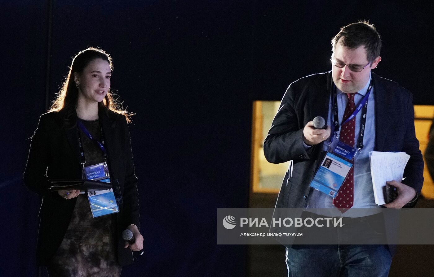 Симпозиум "Создавая будущее". Форсайт миров и времен