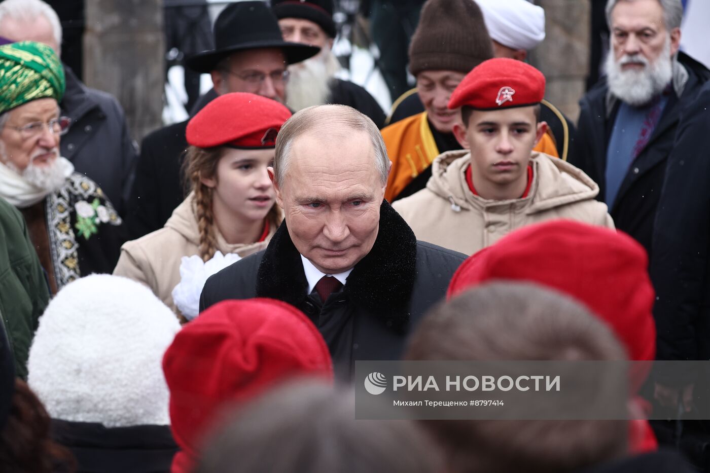 Президент Владимир Путин возложил цветы к памятнику К. Минину и Д. Пожарскому