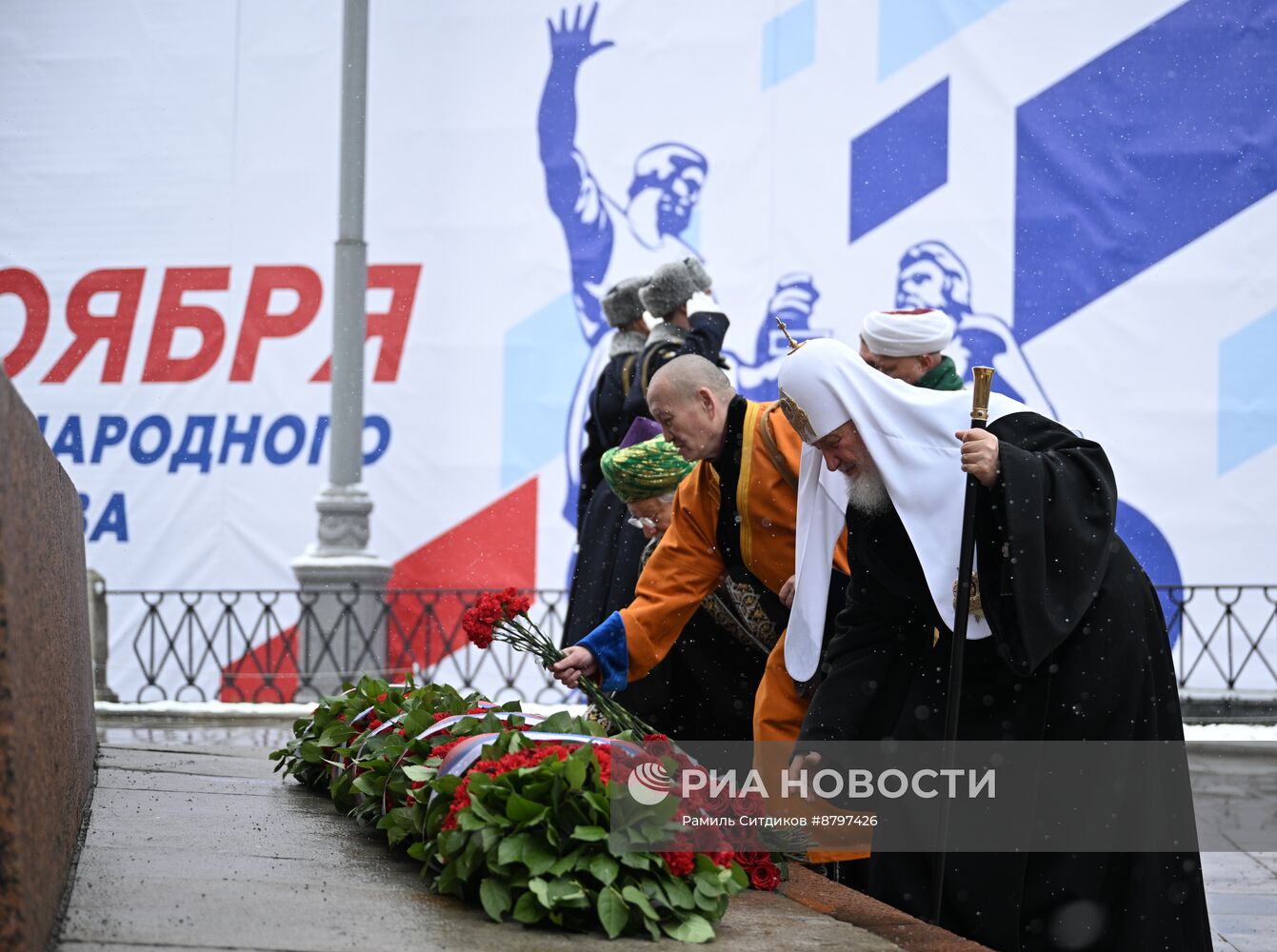 Президент Владимир Путин возложил цветы к памятнику К. Минину и Д. Пожарскому