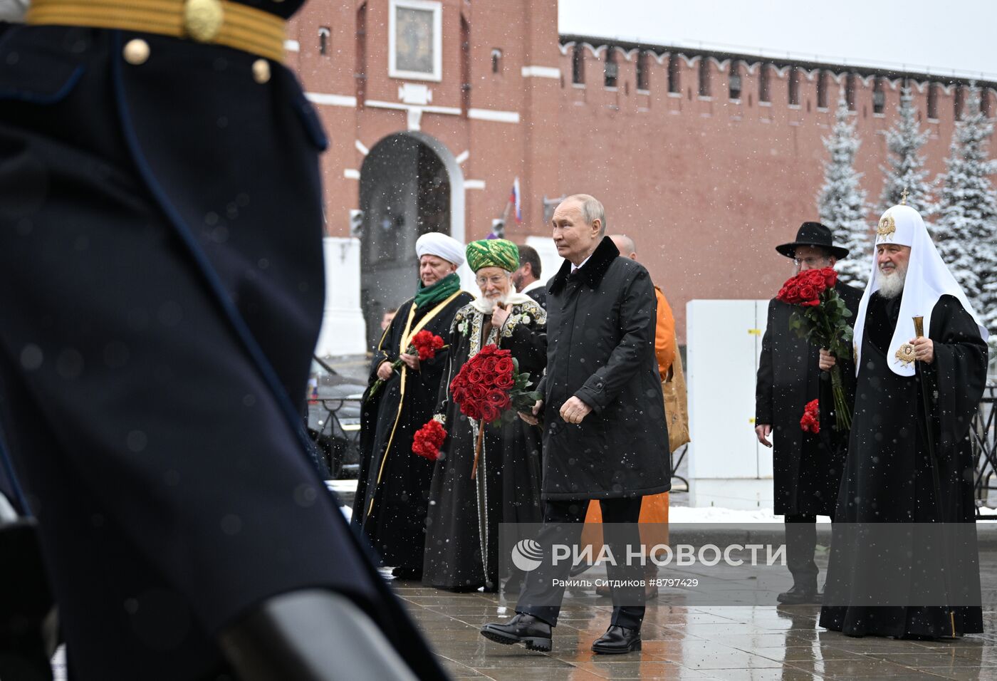 Президент Владимир Путин возложил цветы к памятнику К. Минину и Д. Пожарскому