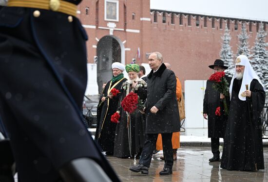 Президент Владимир Путин возложил цветы к памятнику К. Минину и Д. Пожарскому