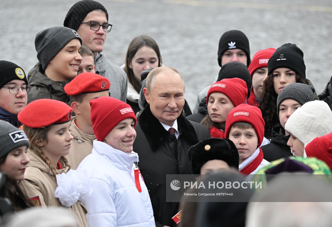 Президент Владимир Путин возложил цветы к памятнику К. Минину и Д. Пожарскому