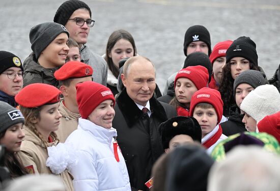 Президент Владимир Путин возложил цветы к памятнику К. Минину и Д. Пожарскому