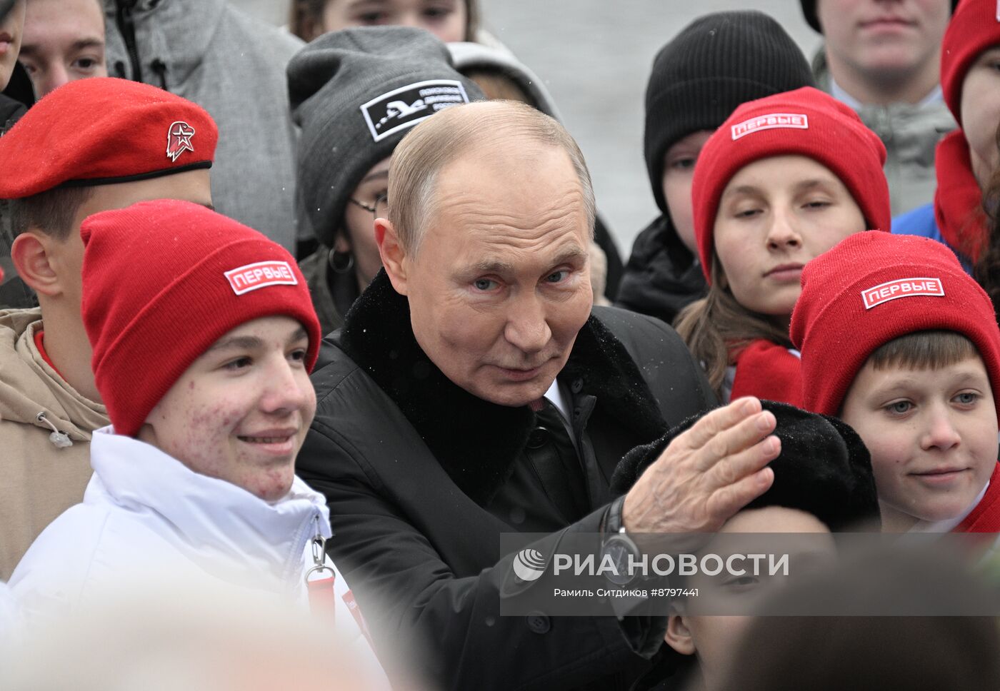 Президент Владимир Путин возложил цветы к памятнику К. Минину и Д. Пожарскому