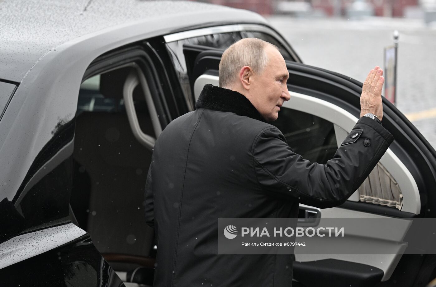 Президент Владимир Путин возложил цветы к памятнику К. Минину и Д. Пожарскому