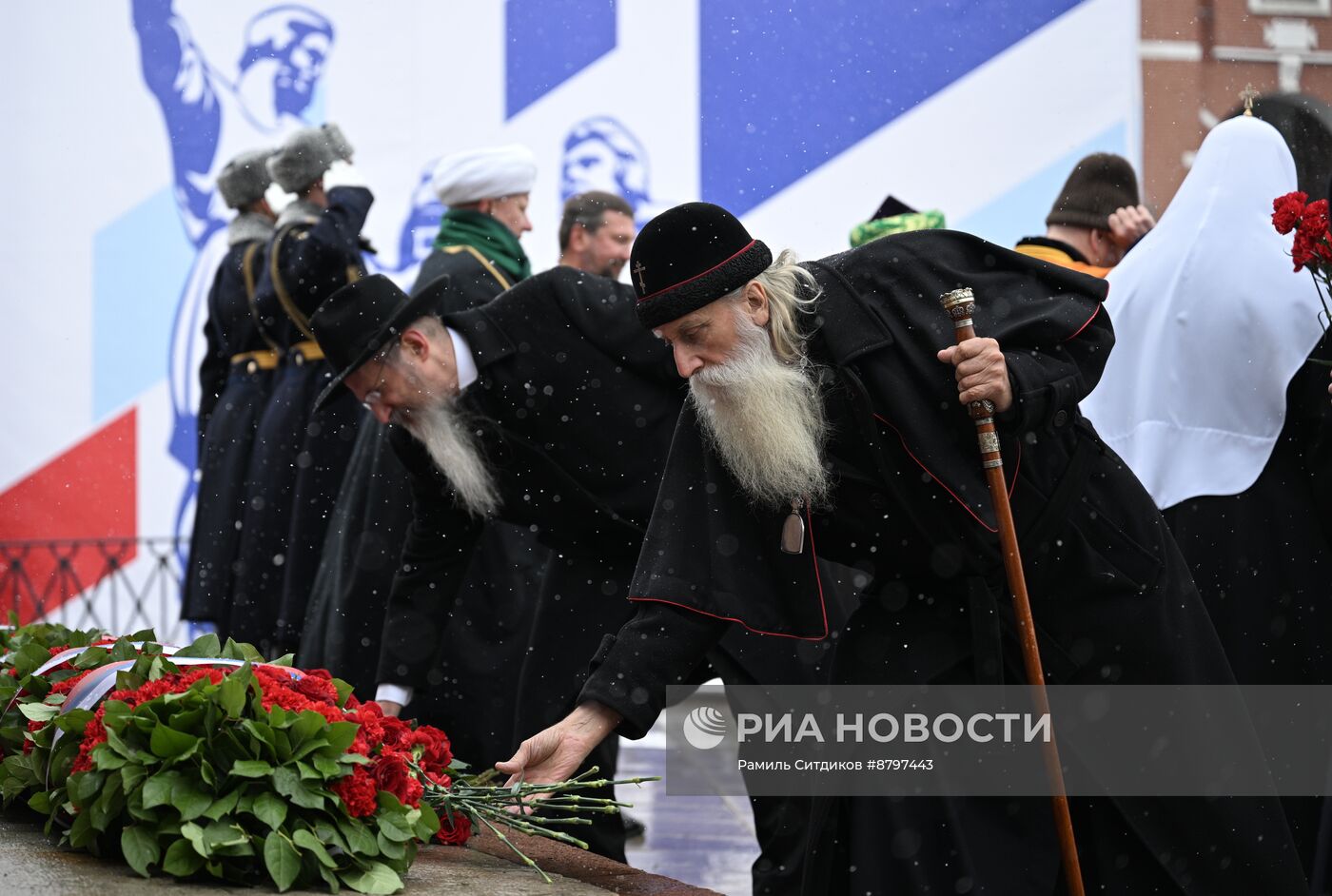 Президент Владимир Путин возложил цветы к памятнику К. Минину и Д. Пожарскому