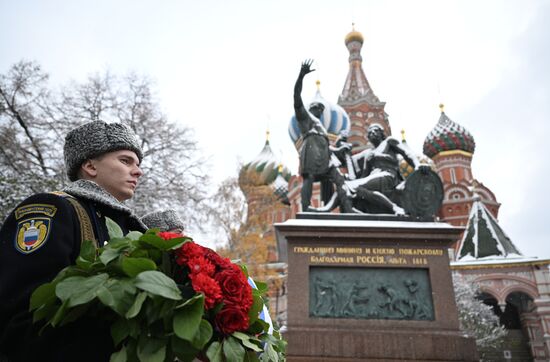 Президент Владимир Путин возложил цветы к памятнику К. Минину и Д. Пожарскому