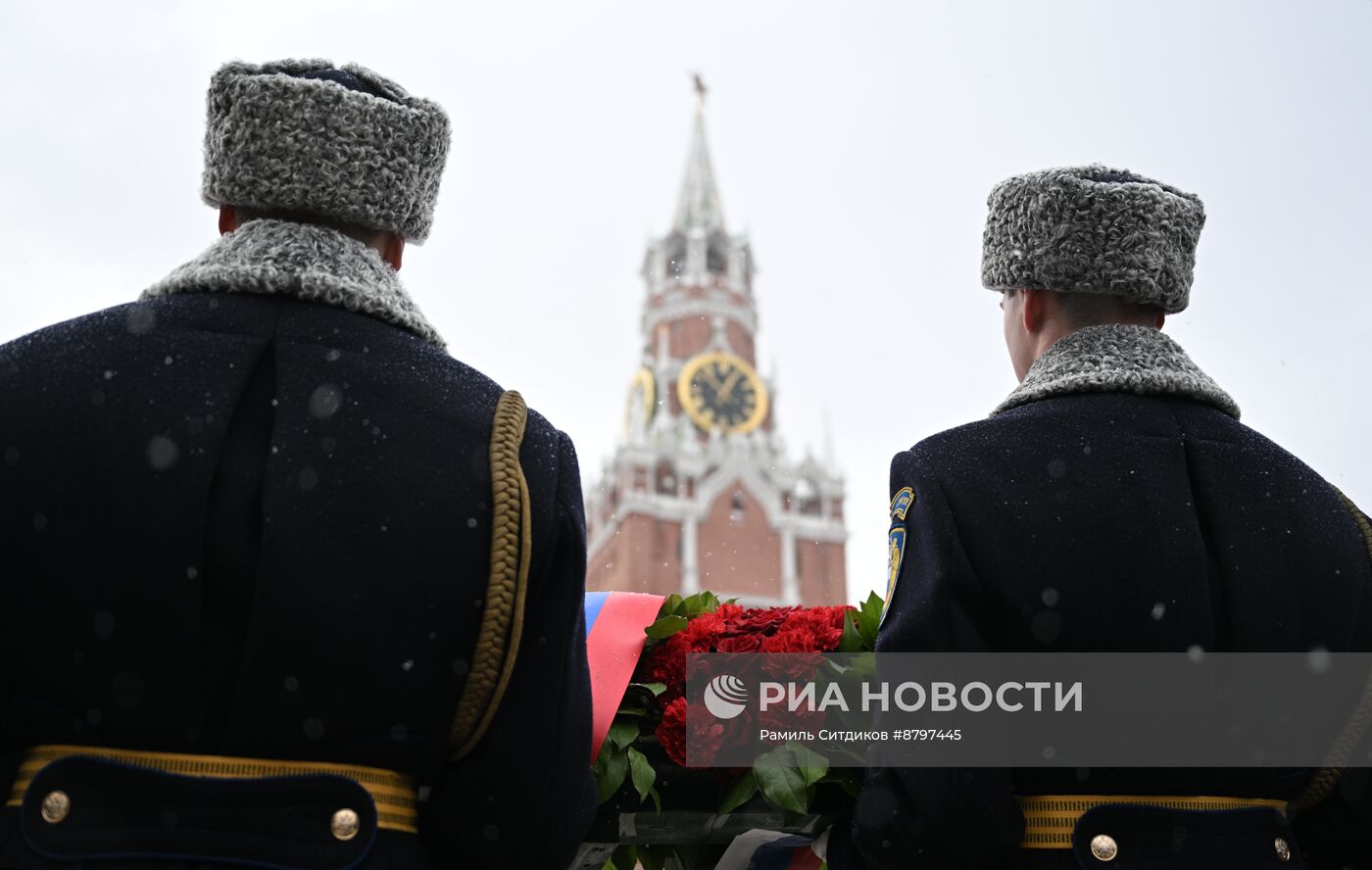 Президент Владимир Путин возложил цветы к памятнику К. Минину и Д. Пожарскому