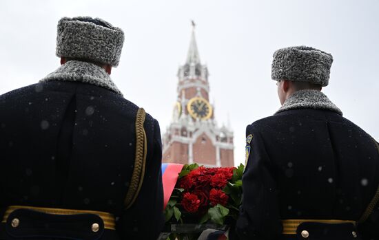 Президент Владимир Путин возложил цветы к памятнику К. Минину и Д. Пожарскому