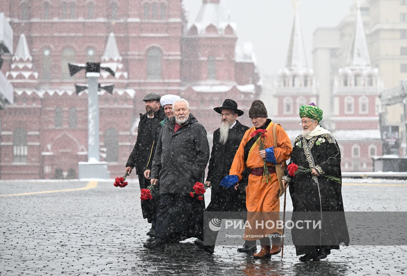 Президент Владимир Путин возложил цветы к памятнику К. Минину и Д. Пожарскому