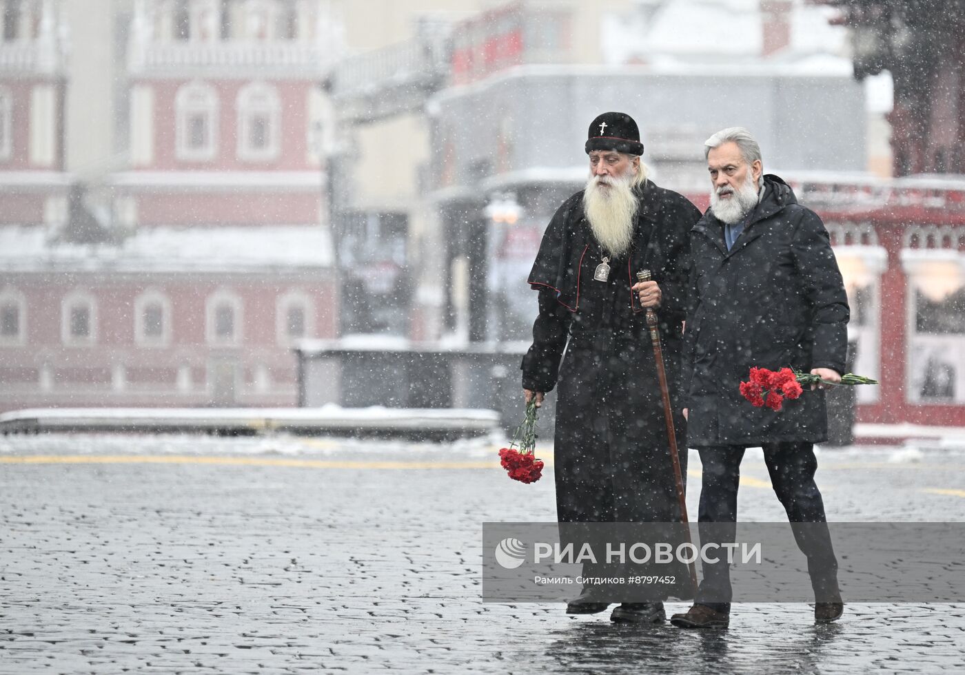 Президент Владимир Путин возложил цветы к памятнику К. Минину и Д. Пожарскому