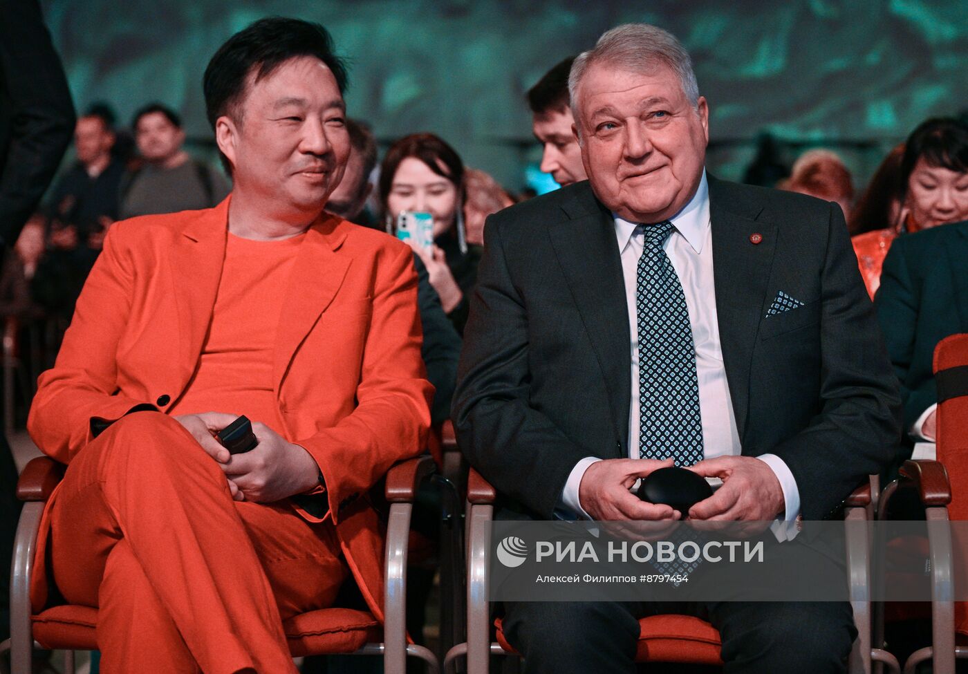 Симпозиум "Создавая будущее". Пленарная дискуссия: Философия будущего