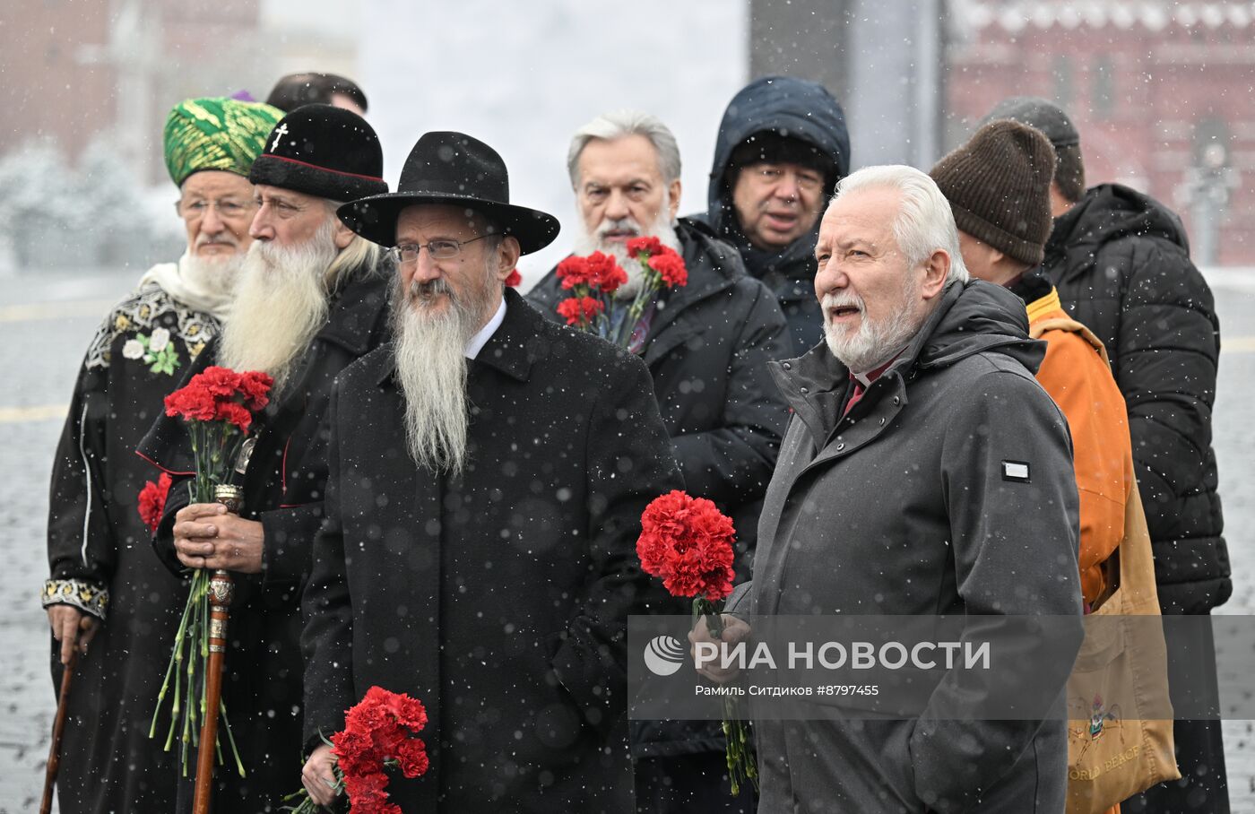 Президент Владимир Путин возложил цветы к памятнику К. Минину и Д. Пожарскому