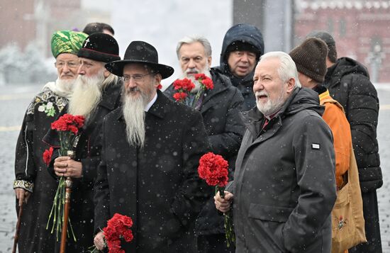 Президент Владимир Путин возложил цветы к памятнику К. Минину и Д. Пожарскому