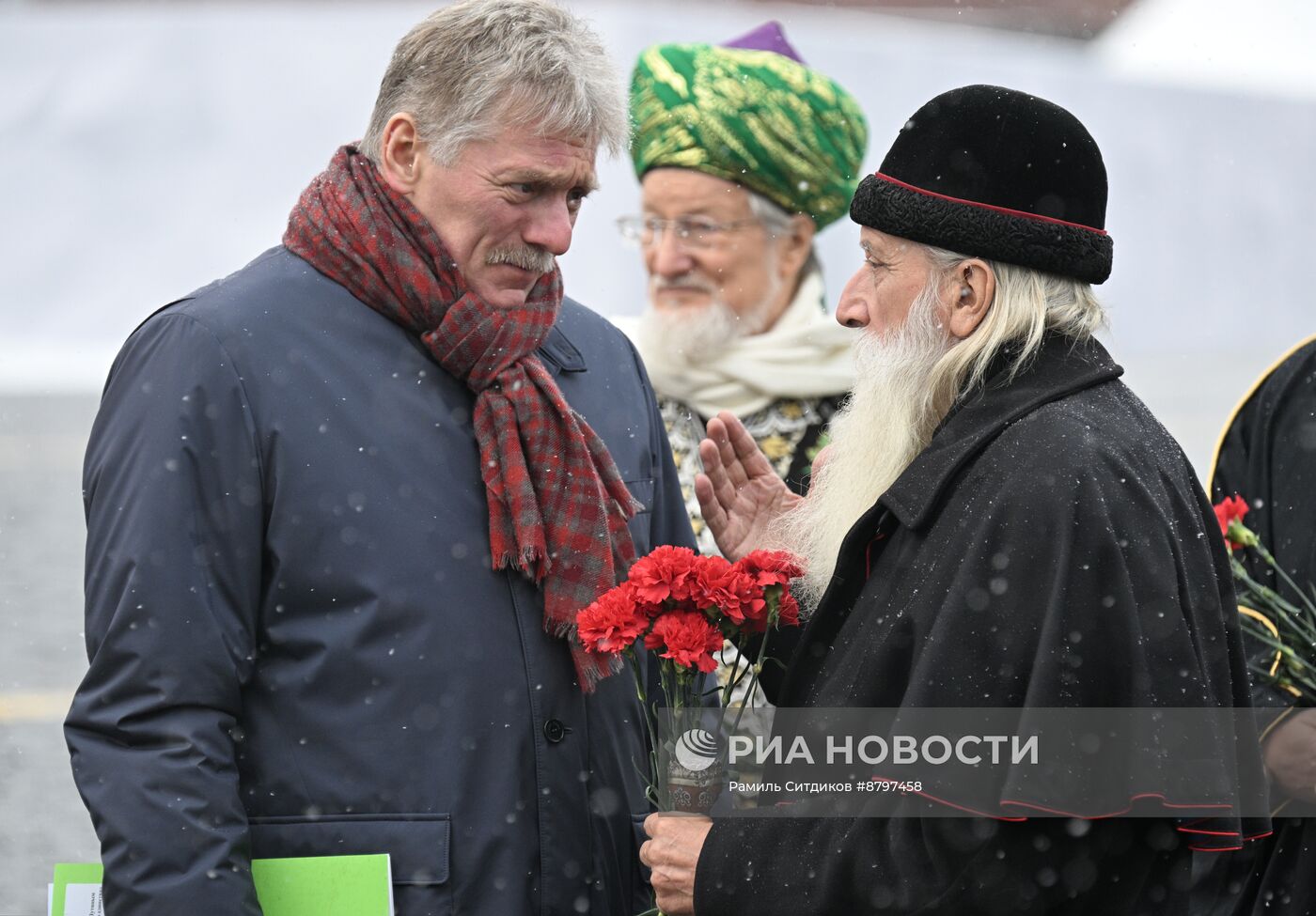 Президент Владимир Путин возложил цветы к памятнику К. Минину и Д. Пожарскому