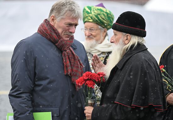 Президент Владимир Путин возложил цветы к памятнику К. Минину и Д. Пожарскому