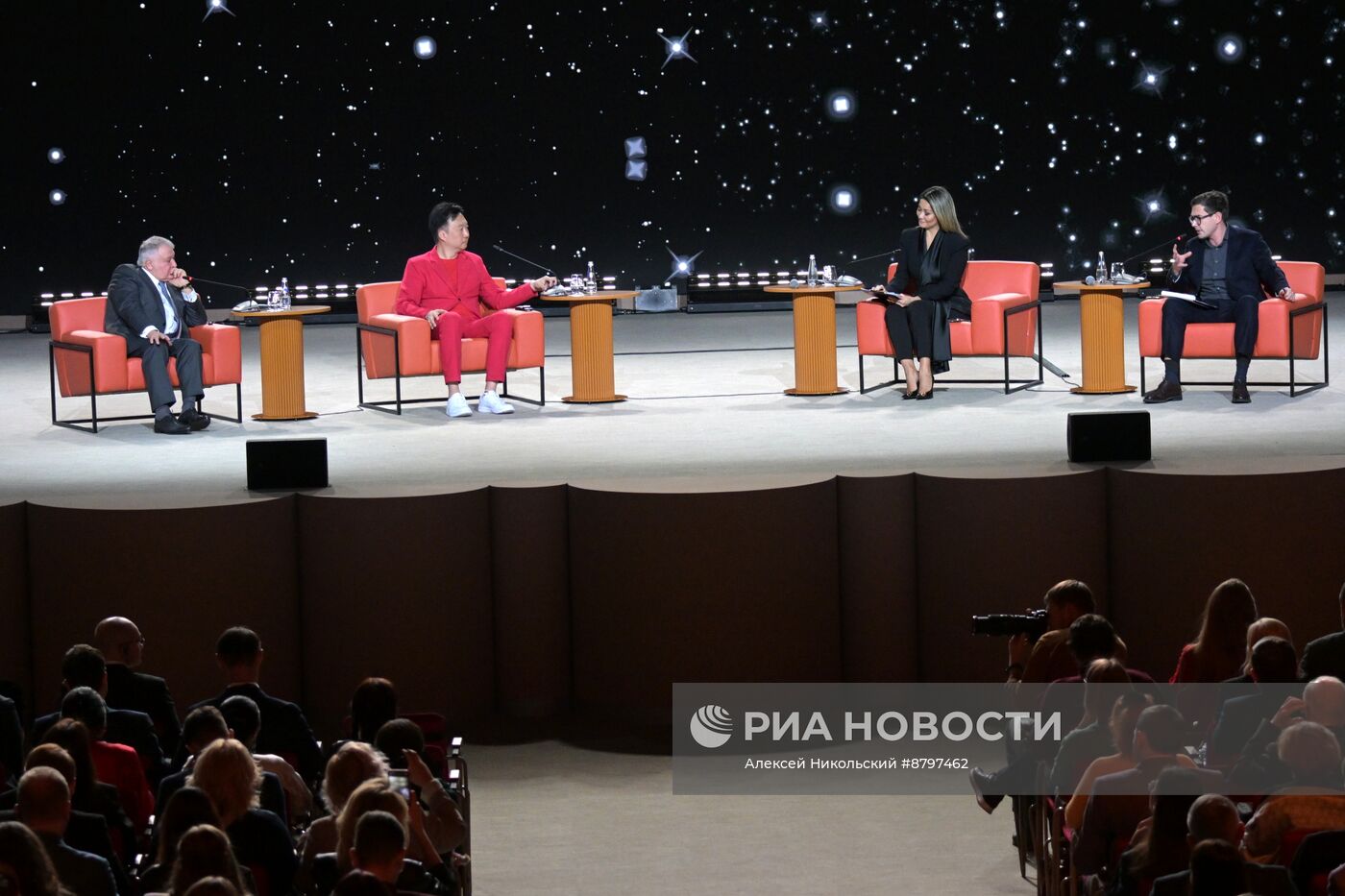 Симпозиум "Создавая будущее". Пленарная дискуссия: Философия будущего