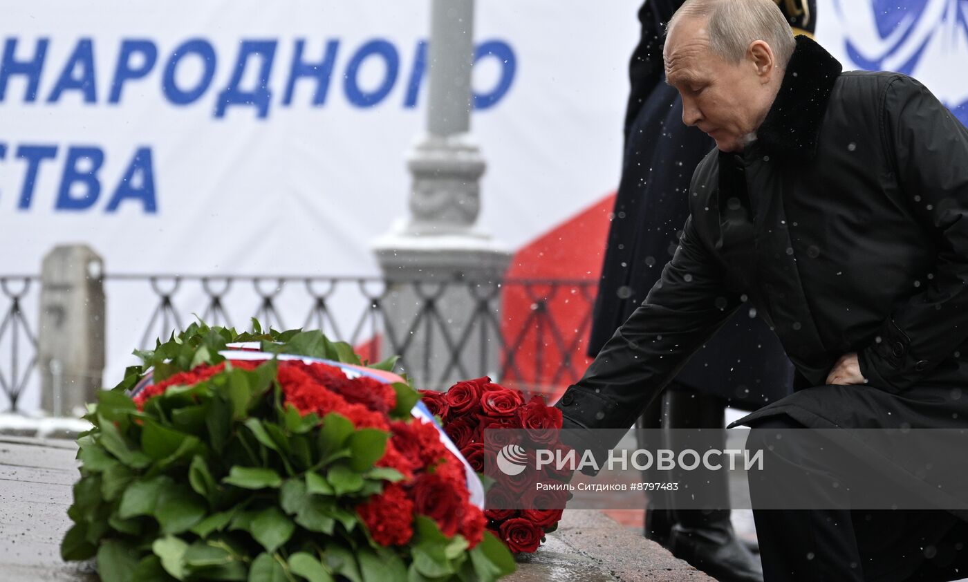 Президент Владимир Путин возложил цветы к памятнику К. Минину и Д. Пожарскому