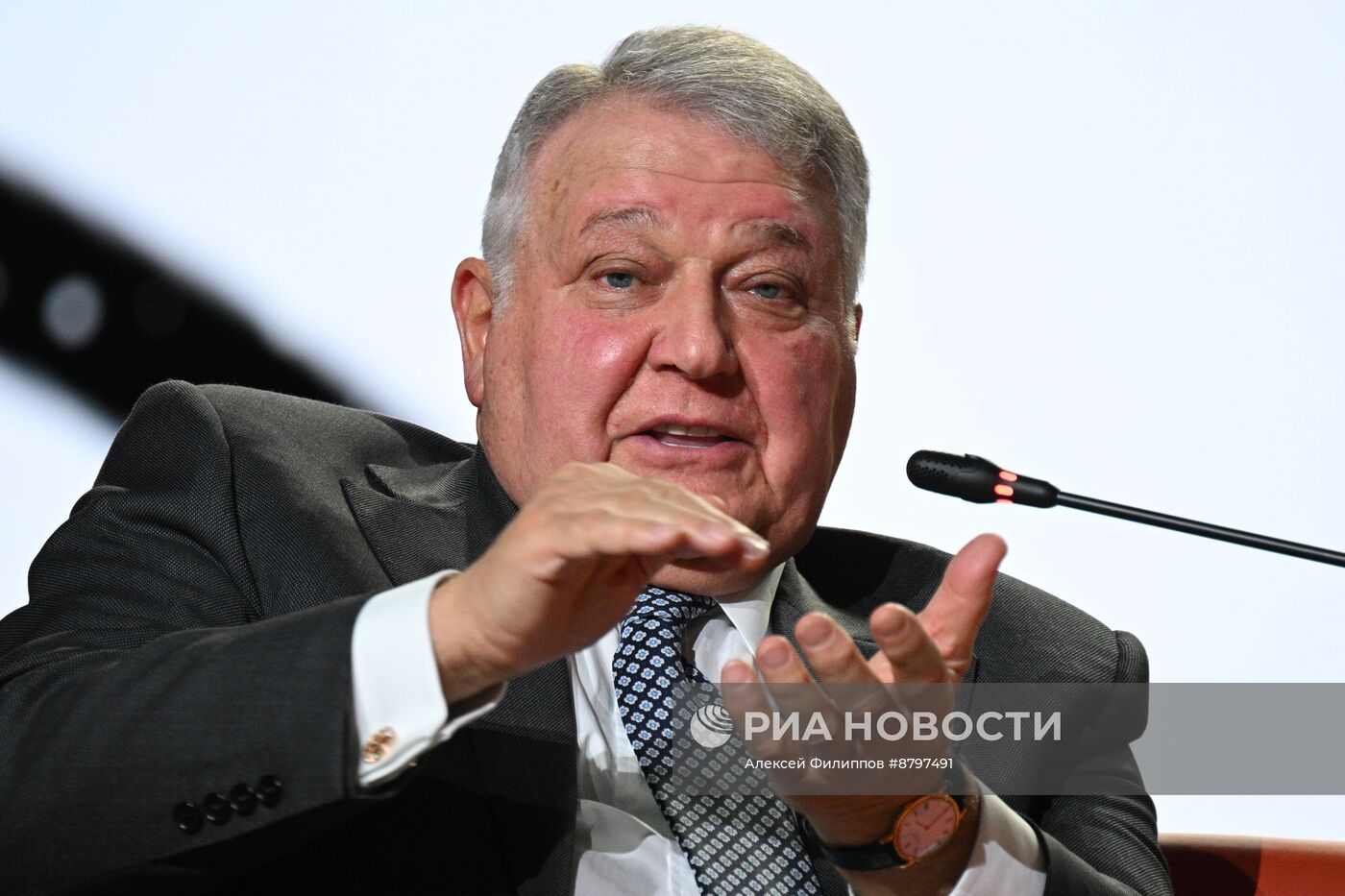 Симпозиум "Создавая будущее". Пленарная дискуссия: Философия будущего