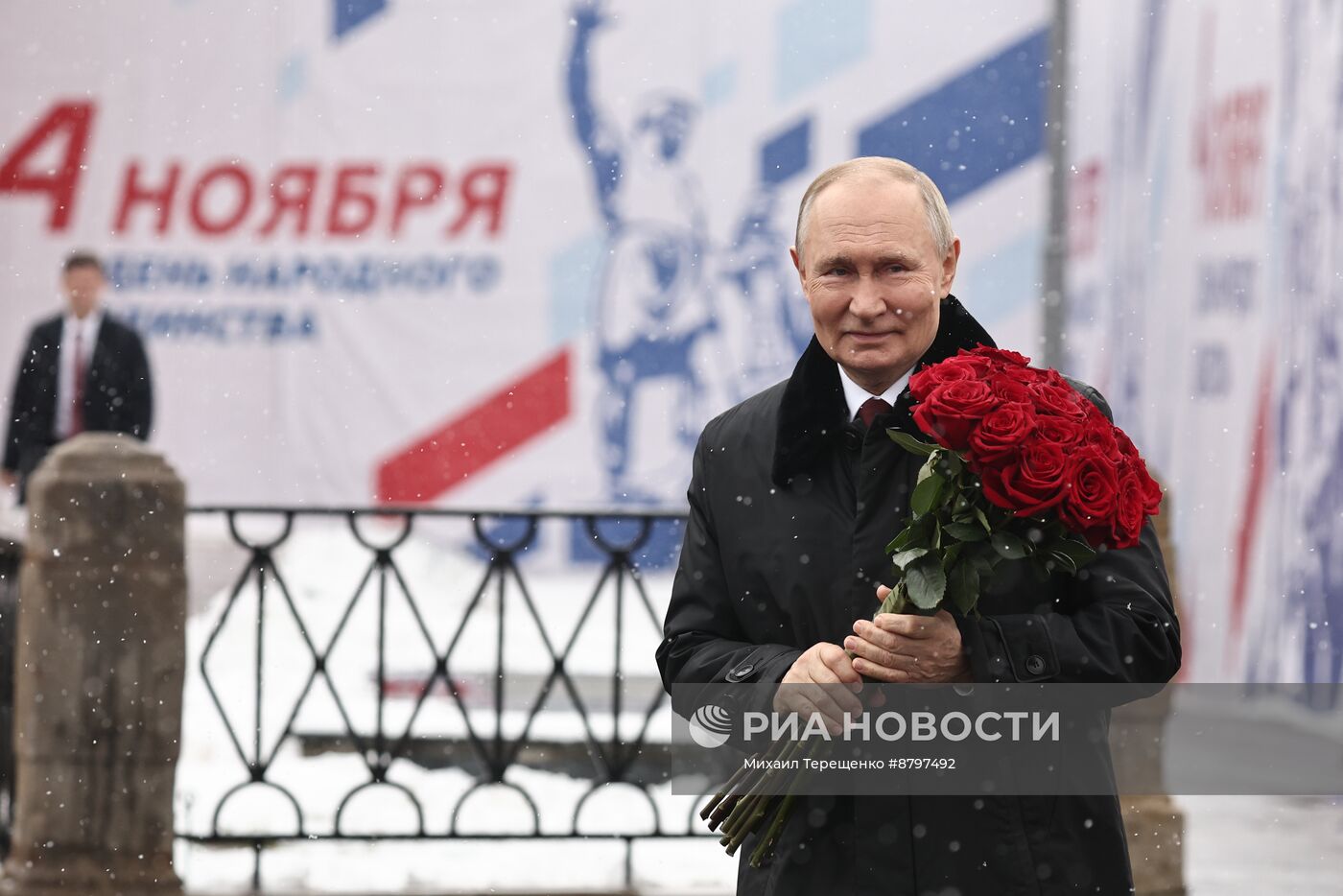 Президент Владимир Путин возложил цветы к памятнику К. Минину и Д. Пожарскому