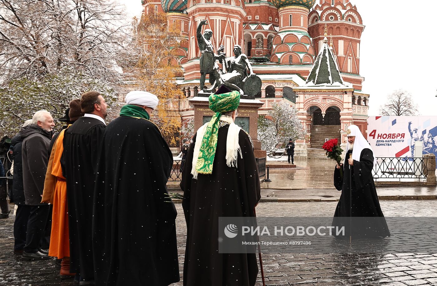 Президент Владимир Путин возложил цветы к памятнику К. Минину и Д. Пожарскому