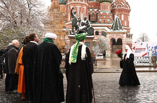 Президент Владимир Путин возложил цветы к памятнику К. Минину и Д. Пожарскому