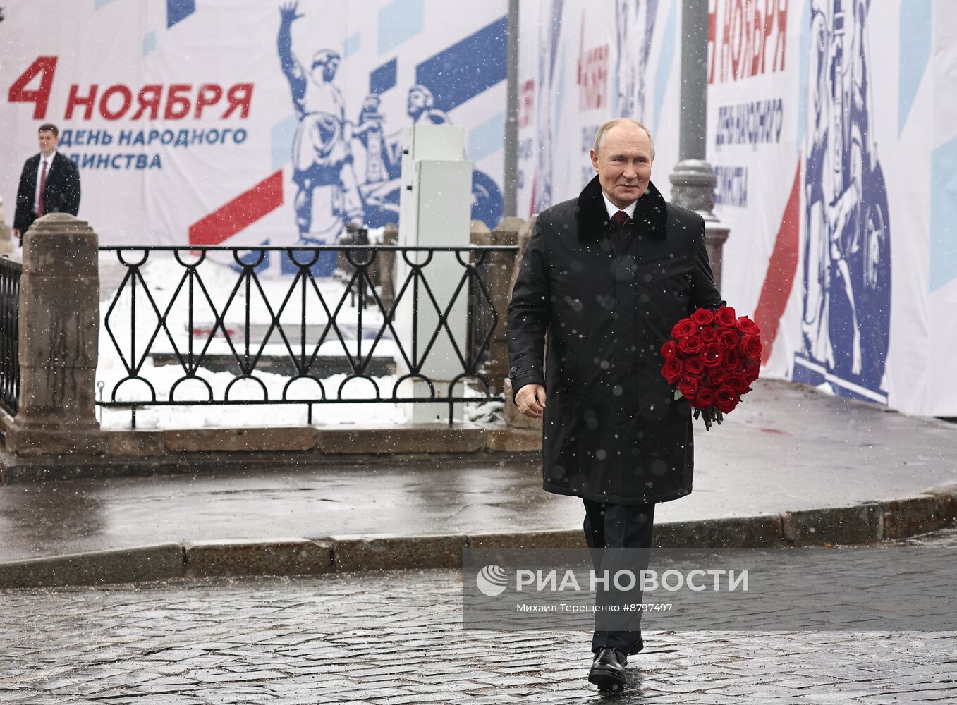 Президент Владимир Путин возложил цветы к памятнику К. Минину и Д. Пожарскому