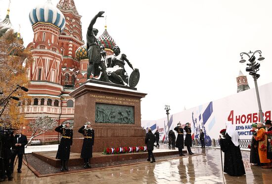 Президент Владимир Путин возложил цветы к памятнику К. Минину и Д. Пожарскому