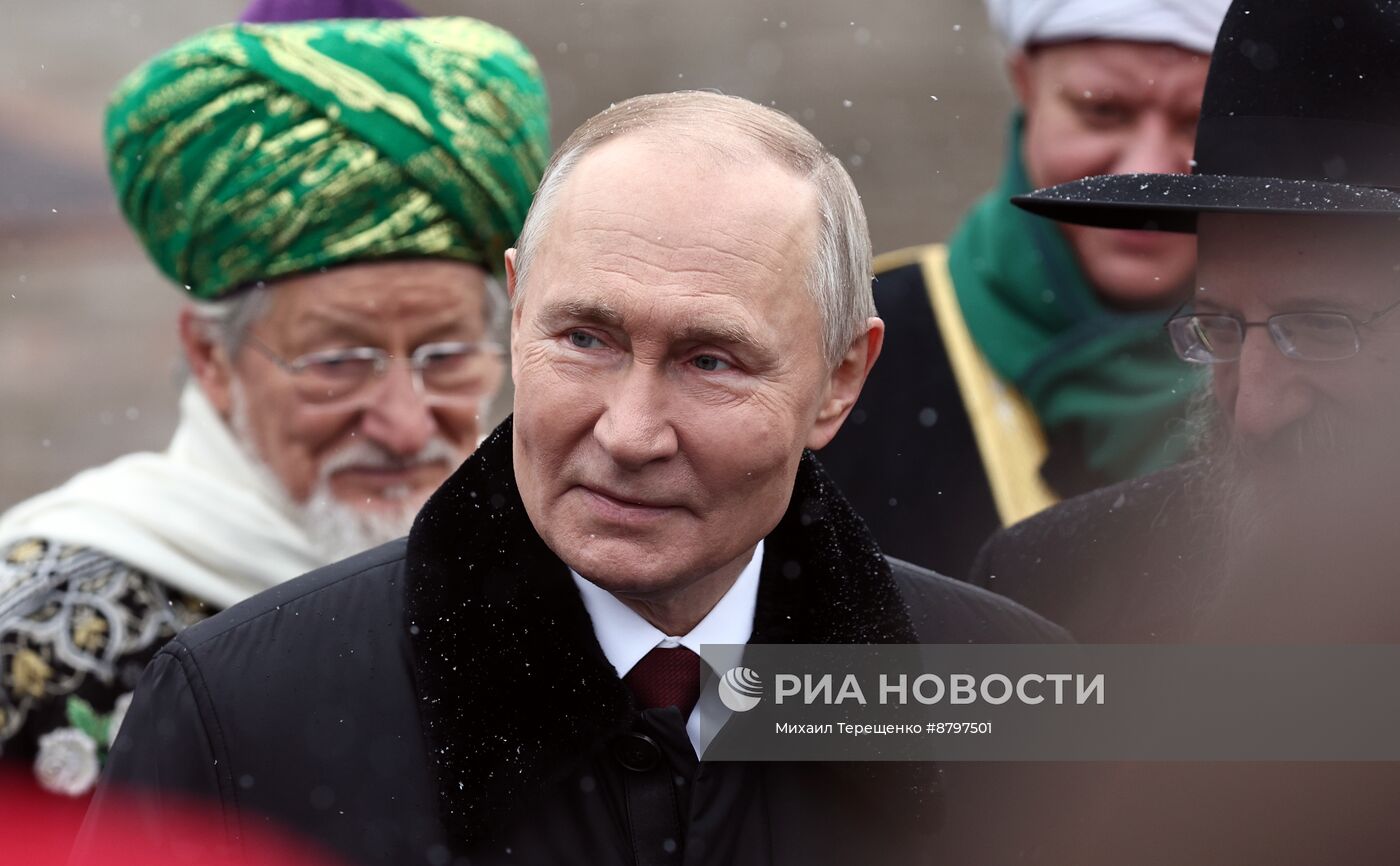 Президент Владимир Путин возложил цветы к памятнику К. Минину и Д. Пожарскому