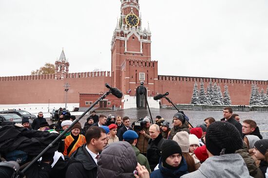 Президент Владимир Путин возложил цветы к памятнику К. Минину и Д. Пожарскому