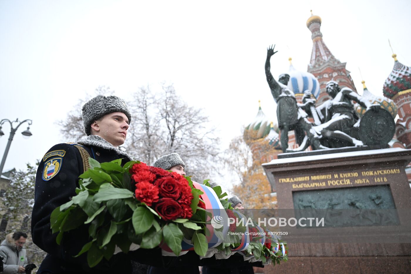 Президент Владимир Путин возложил цветы к памятнику К. Минину и Д. Пожарскому