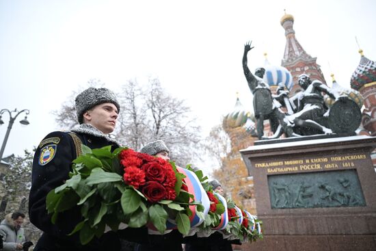 Президент Владимир Путин возложил цветы к памятнику К. Минину и Д. Пожарскому