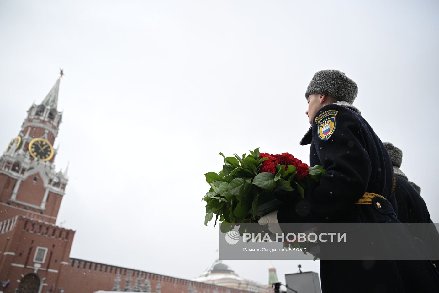 Президент Владимир Путин возложил цветы к памятнику К. Минину и Д. Пожарскому