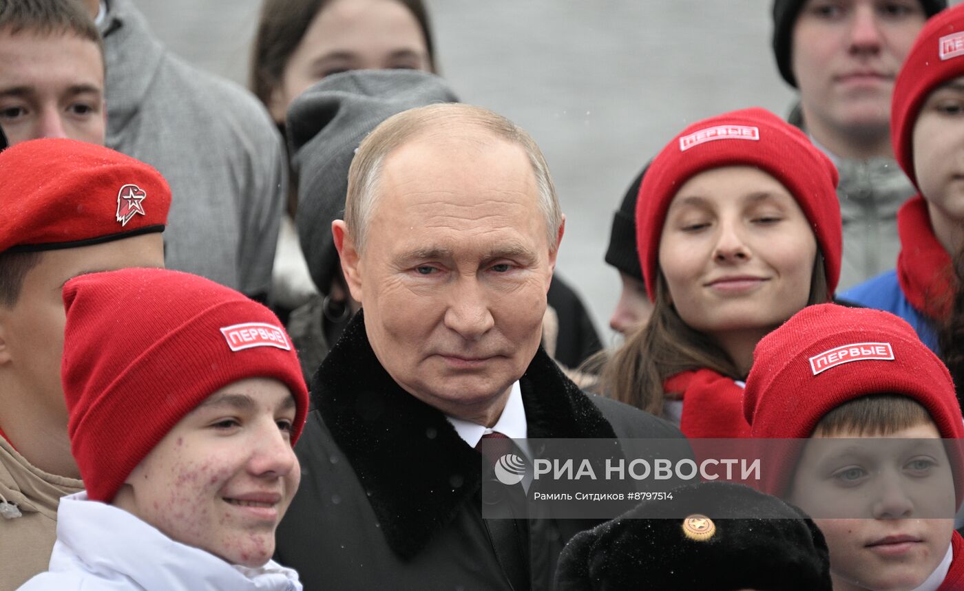 Президент Владимир Путин возложил цветы к памятнику К. Минину и Д. Пожарскому