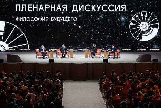 Симпозиум "Создавая будущее"
Пленарная дискуссия: Философия будущего
Слева направо:
Семен Михайловский, ректор Санкт-Петербургской академии художеств имени Ильи Репина, куратор выставки "Наследие для будущего"
Роберто Куалья, писатель-фантаст, Италия (лучший фантаст Европы (2009 г.); с 2002 по 2013 гг. заместитель председателя Европейского общества научной фантастики)
Марина Ким, депутат Государственной Думы Федерального Собрания Российской Федерации
Кирилл Токарев, шеф-редактор, ведущий телеканала "РБК" Место: Россия, Москва. Автор: Алексей Никольский/РИА Новости. Симпозиум "Создавая будущее". Пленарная дискуссия: Философия будущего